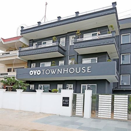 Oyo Townhouse 018 Medanta Hotel Gurgaon Exterior photo